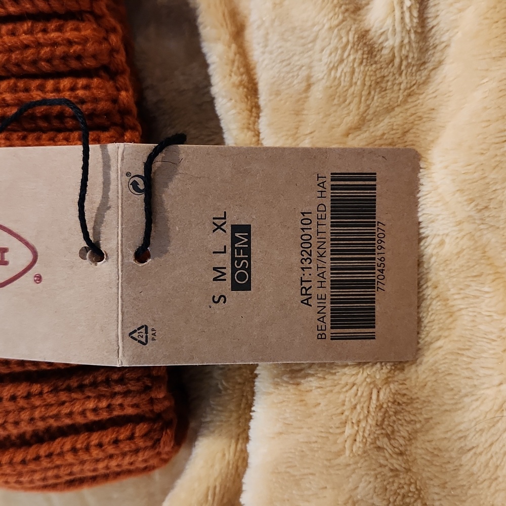 NWT Hat Hut Beanie with furry removable pompom - Picture 3 of 6